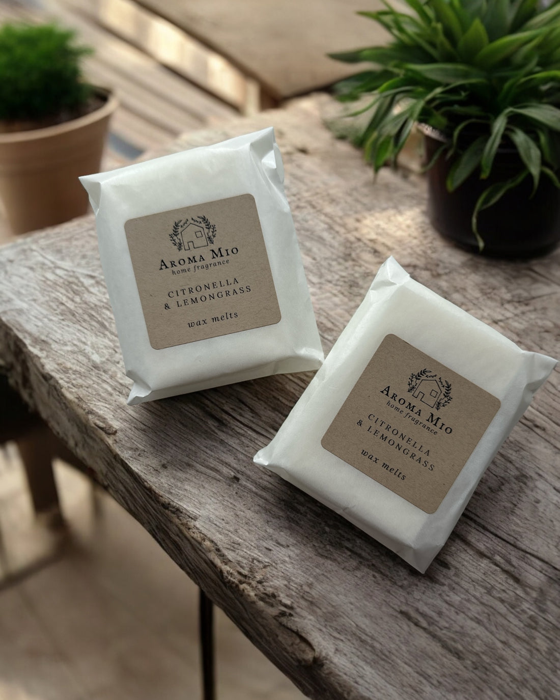 Citronella &amp; Lemongrass Wax Melts with 100% natural essential oils. Provides a refreshing citrus aroma while naturally repelling bugs. Ideal for enhancing your home with a clean, uplifting fragrance and a bug-free atmosphere.