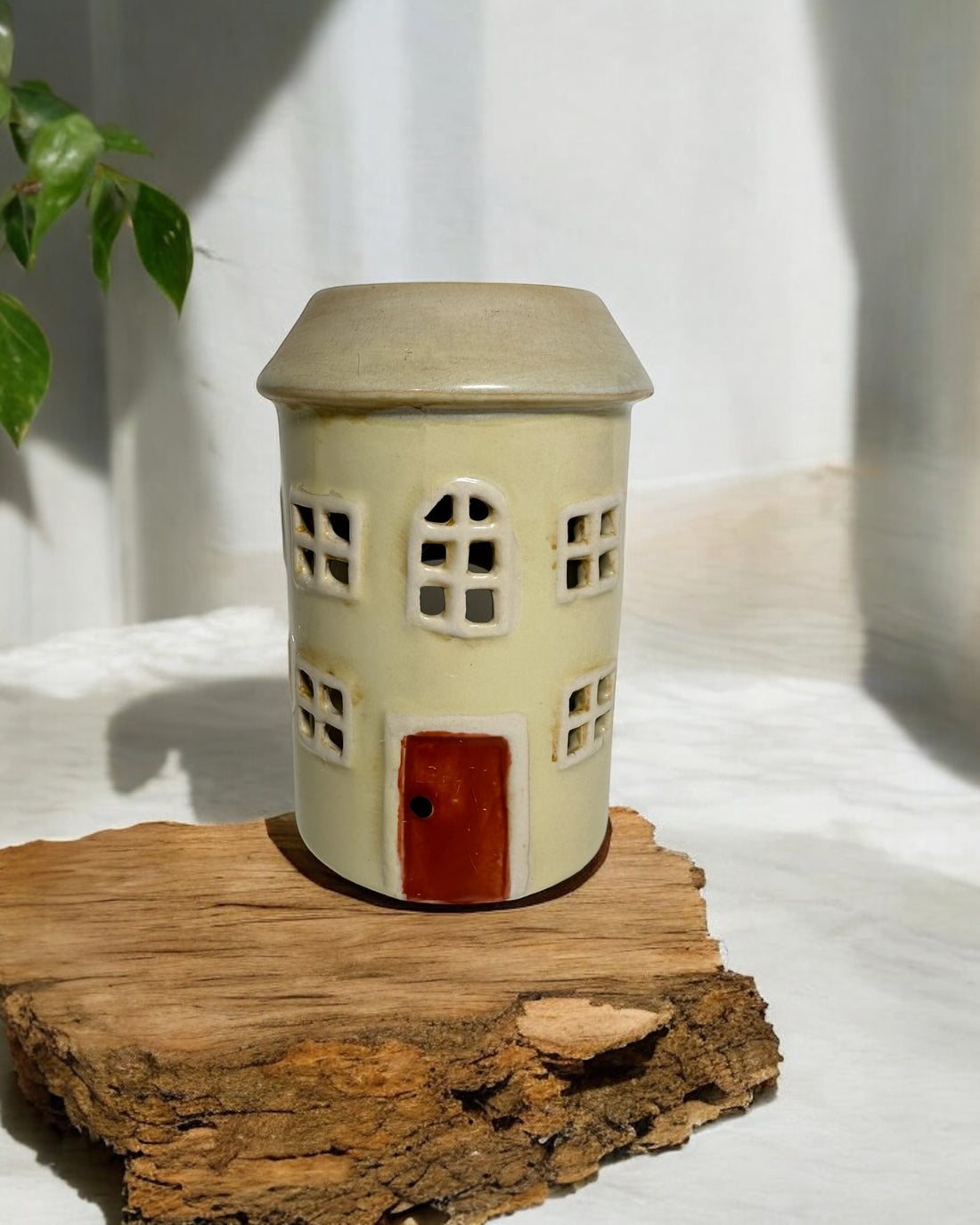 Cream country house ceramic wax melt burner, adding rustic charm and inviting scents to your home decor.