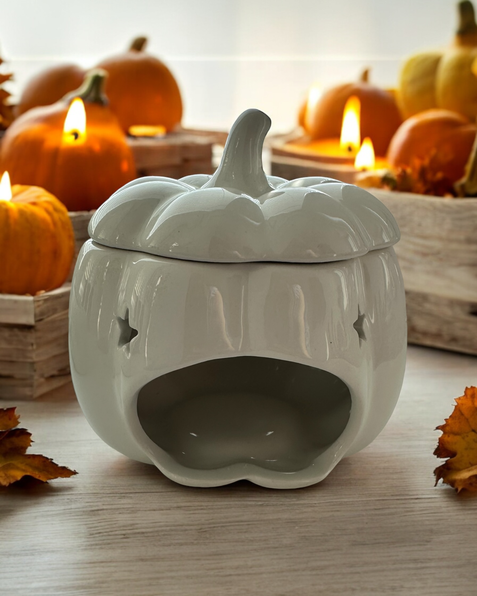 Pumpkin Wax Melt Burner with a charming pumpkin design for cosy autumn decor. Perfect for creating a festive Halloween atmosphere, it effortlessly fills your home with delightful fragrances. Ideal for gifting and compatible with all wax melts, this burner enhances any seasonal décor.