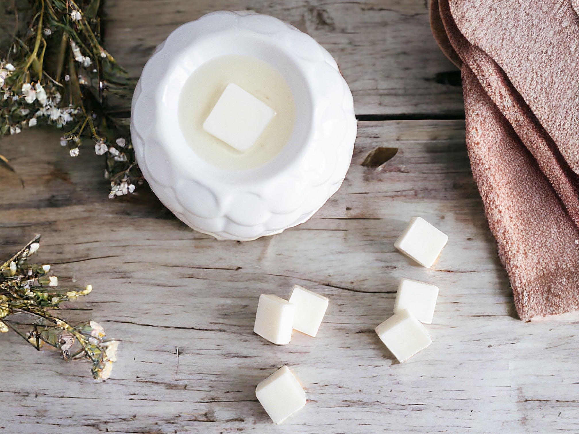 White Ceramic Wax Melt Burner with wax melts, featuring an elegant and modern design. Ideal for melting wax melts and enhancing your home with delightful fragrances. Perfect for creating a stylish and inviting atmosphere with a touch of sophistication.