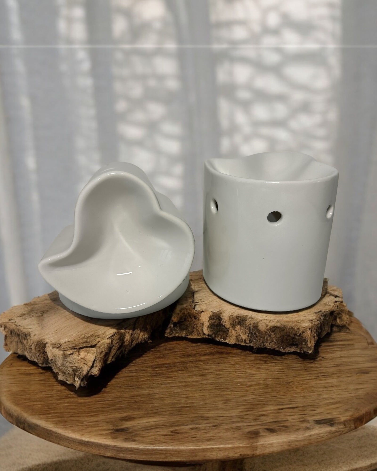 White Heart Wax Melt Burner with a charming design, perfect for melting wax melts and filling your home with delightful fragrances. Adds a touch of elegance and warmth to any room. Ideal for creating a cozy atmosphere.